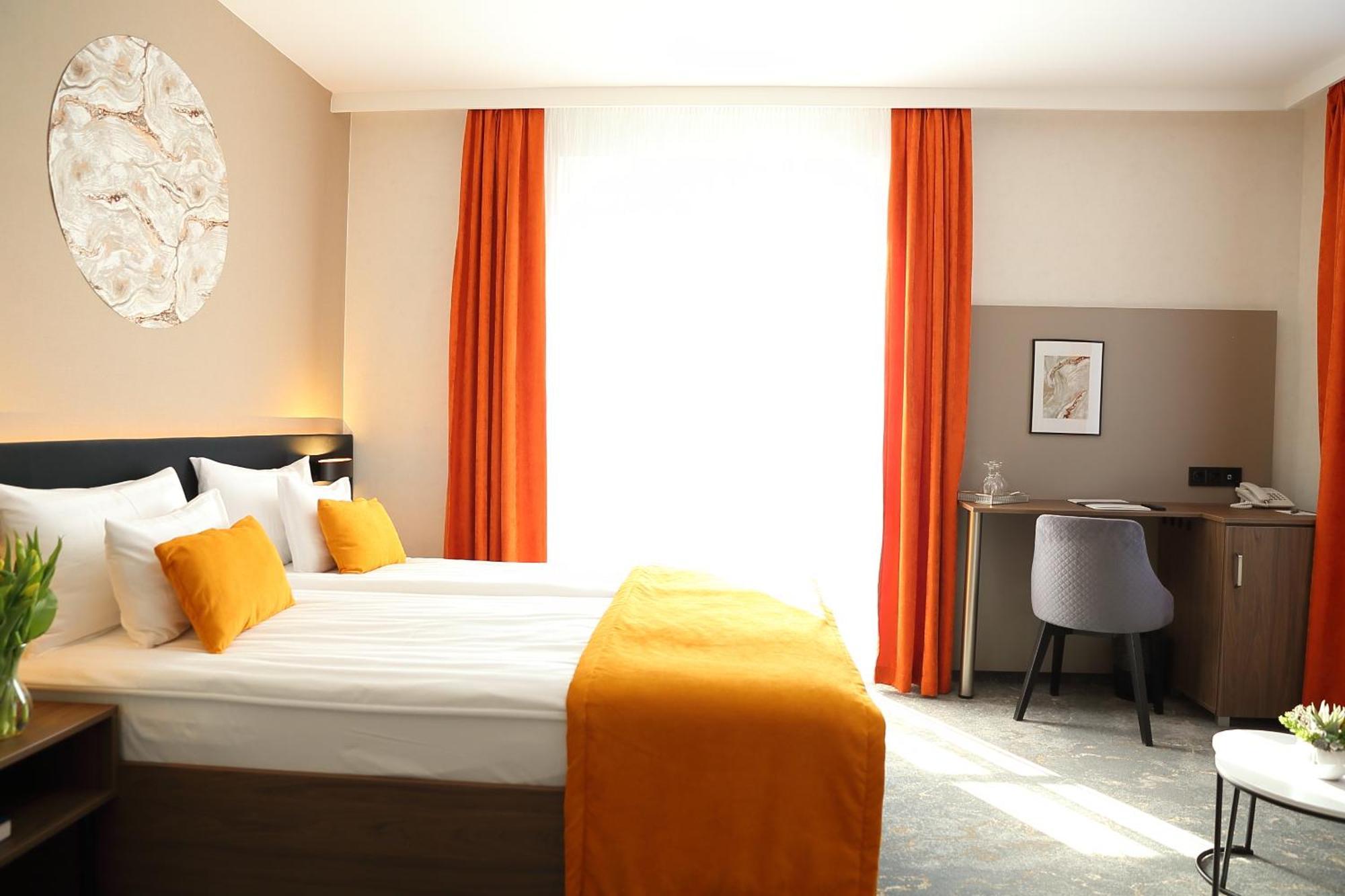 Hotel Crystal ไฮจ์ดุสโซบอสโล ภายนอก รูปภาพ