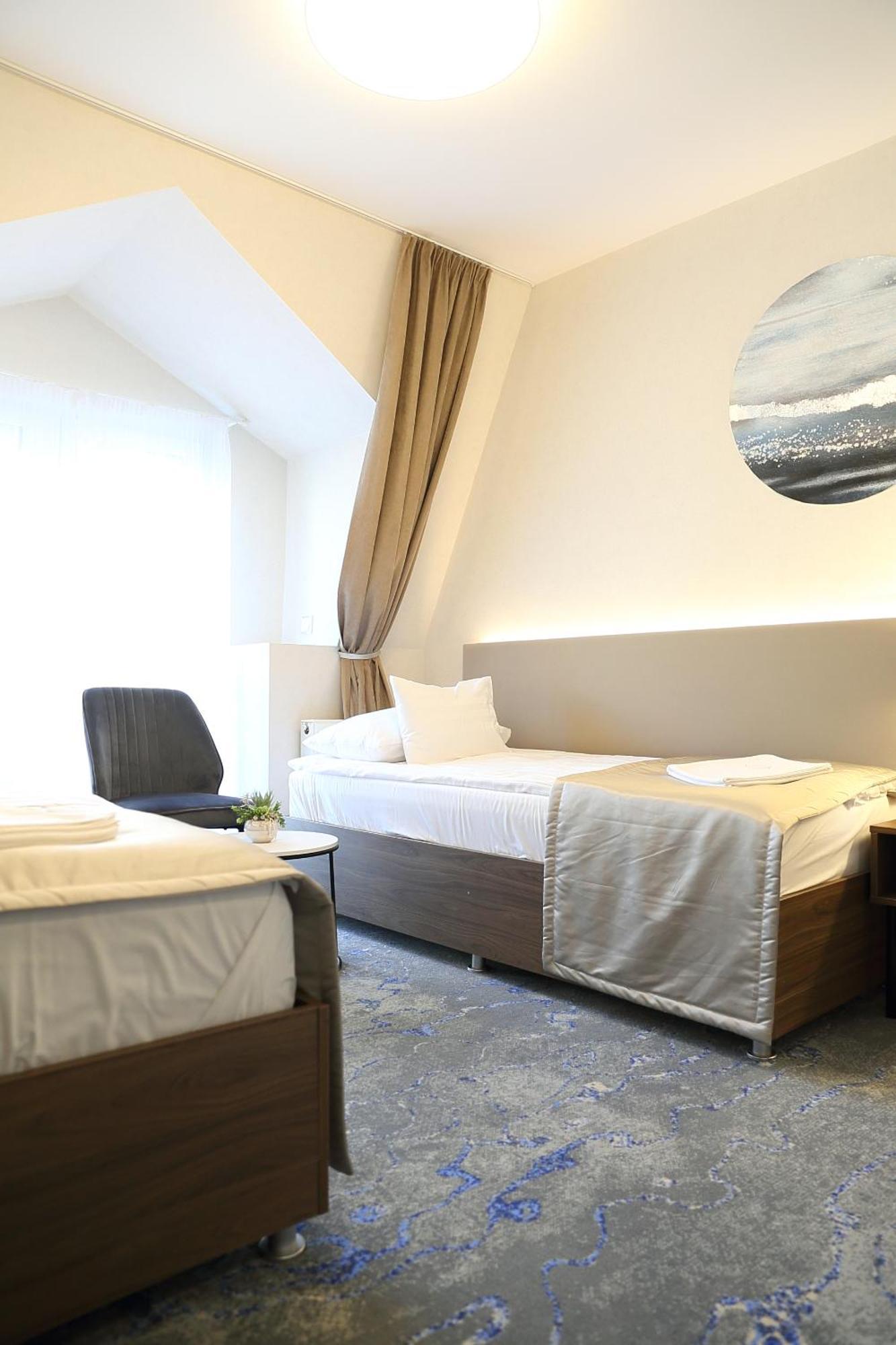 Hotel Crystal ไฮจ์ดุสโซบอสโล ภายนอก รูปภาพ