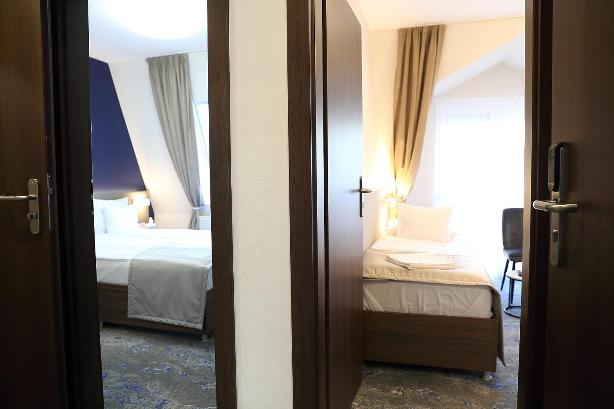 Hotel Crystal ไฮจ์ดุสโซบอสโล ภายนอก รูปภาพ