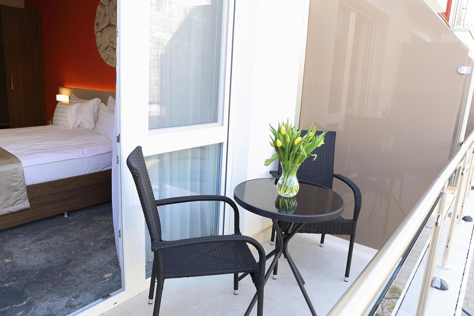Hotel Crystal ไฮจ์ดุสโซบอสโล ภายนอก รูปภาพ